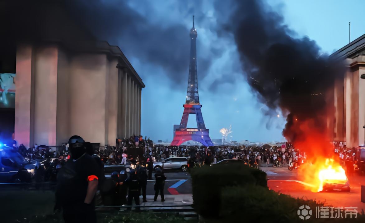 电讯报:巴黎夺冠后法国接连暴乱,阿森纳的夺冠游行秩序平稳